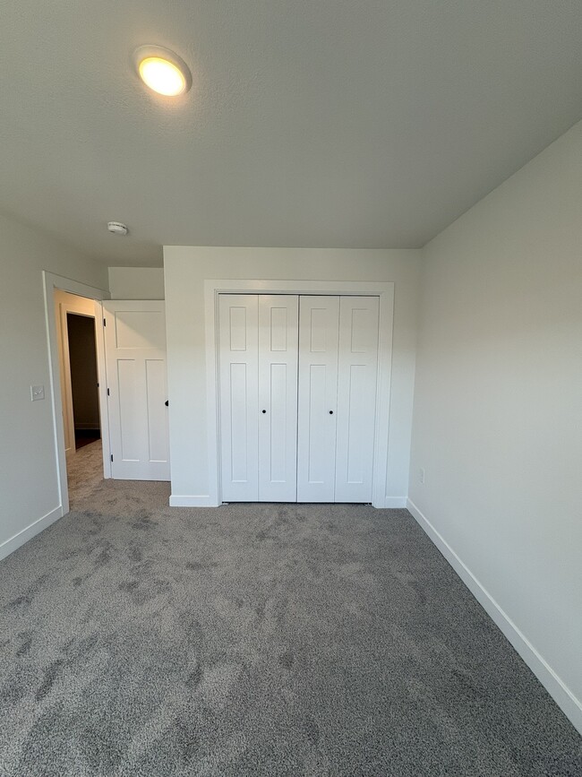 Building Photo - 230 Nw Waverly Dr