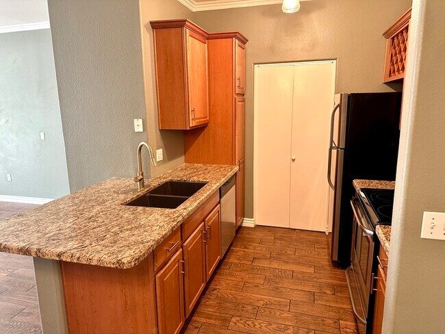 Building Photo - Fantastic Brick Commons condo in ideal loc...