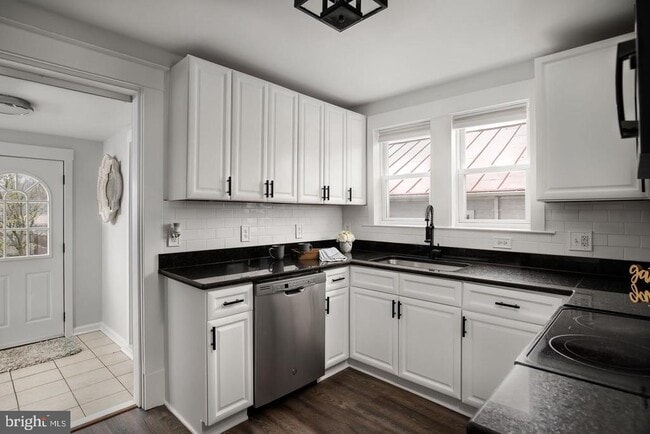 Building Photo - 735 Berryville Ave