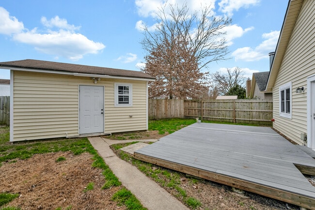 Building Photo - 1400 Riverside Dr