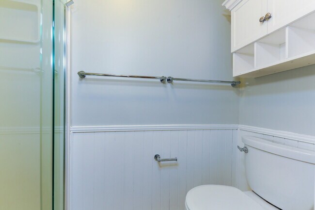 Building Photo - Bright and Spacious Townhome Living Near Reston