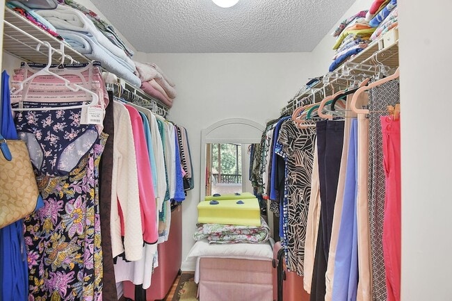 Building Photo - 221 NE Plantation Rd