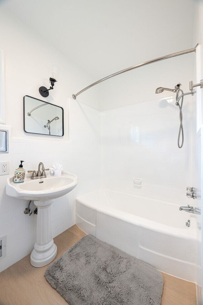 Building Photo - Relaxing 4BR Family Home Near Attractions ...