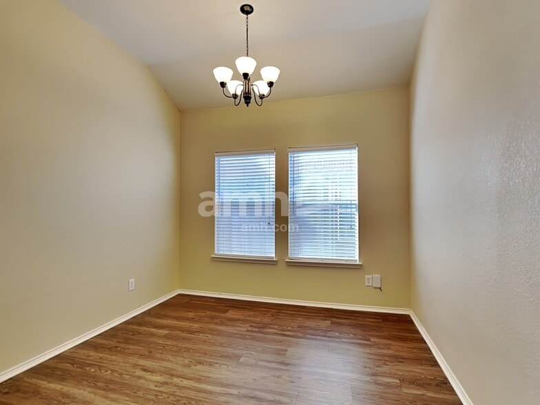 Building Photo - 2020 Fairview Dr