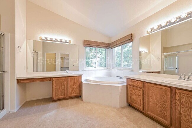 Building Photo - 10376 Dunsford Dr