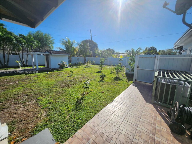 Building Photo - 4301 SW 85th Ave