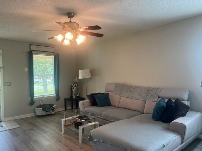 Building Photo - 863 Lyndsi Ln