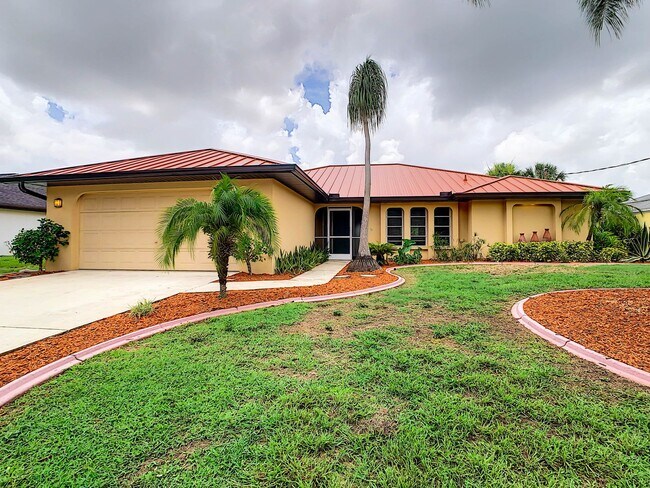 Building Photo - Port Charlotte Waterfront Pool Home - Grea...