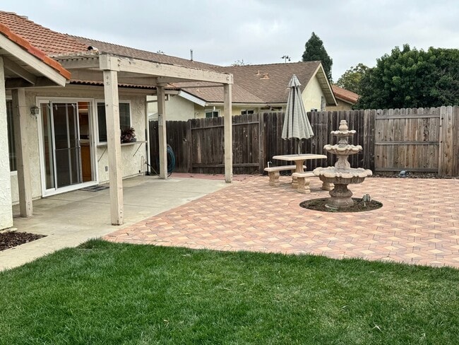 Building Photo - Spacious Single Story Upgraded Home