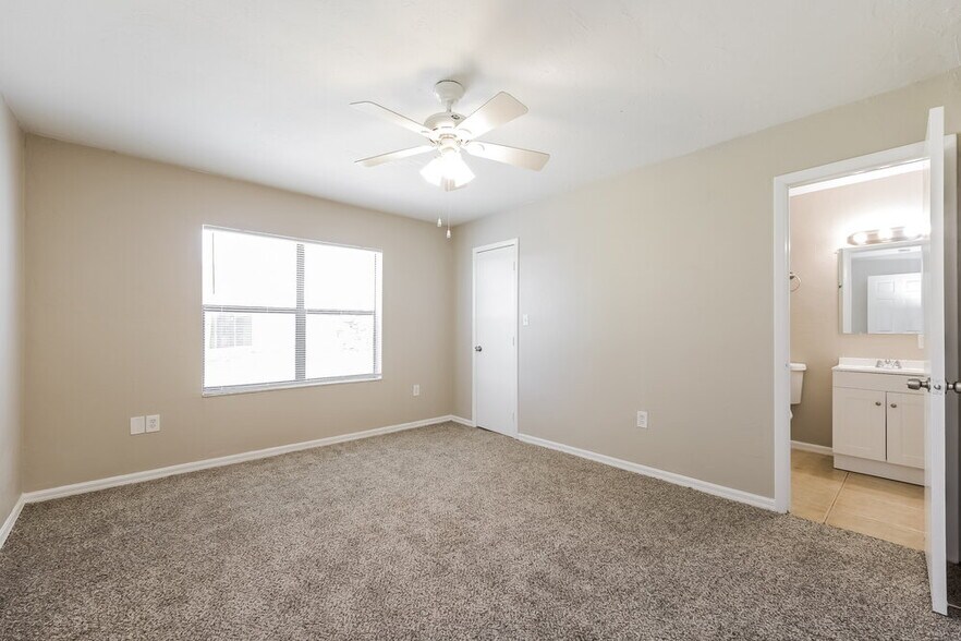 Building Photo - 800 Jarmilla Ln