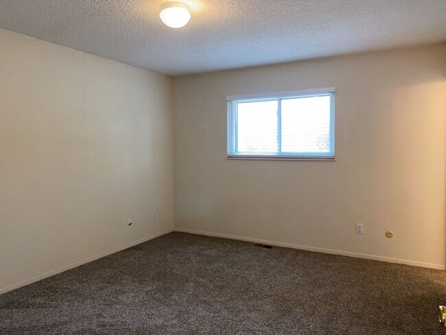 Building Photo - Spacious West-Side Tri-Level Home
