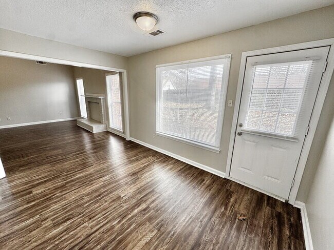 Building Photo - 8569 Kings Cross Cove