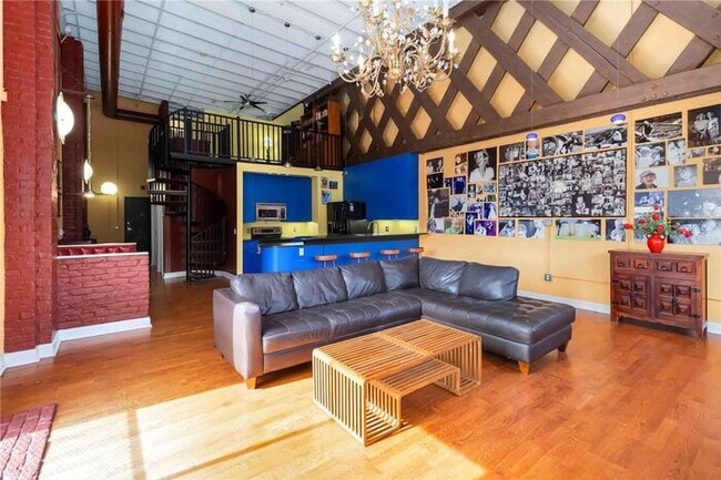 Building Photo - Stunning downtown condo waiting for you to call it home