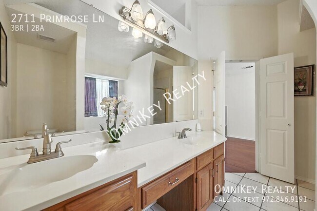 Building Photo - 2711 Primrose Ln