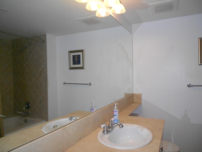 Building Photo - 625 Casa Loma Blvd