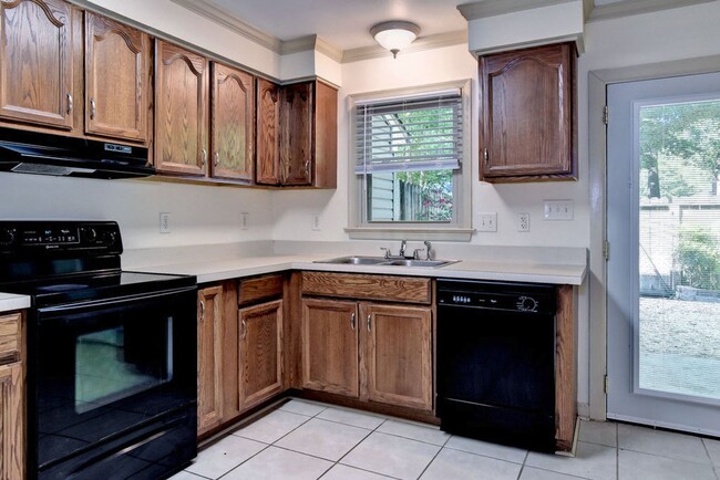 Building Photo - Nicely Updated Townhome