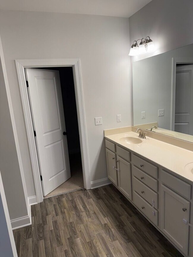 Building Photo - Spacious 5BR House in Buford