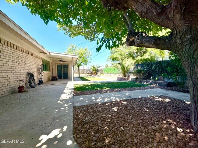 Building Photo - 10288 Lakeview Dr