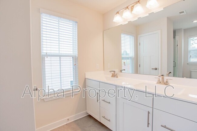 Building Photo - 215 Clearwood Dr