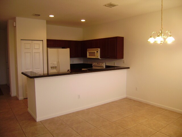 Building Photo - 2026 Nassau Dr