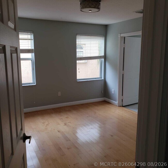 Building Photo - 833 SW 167th Ave