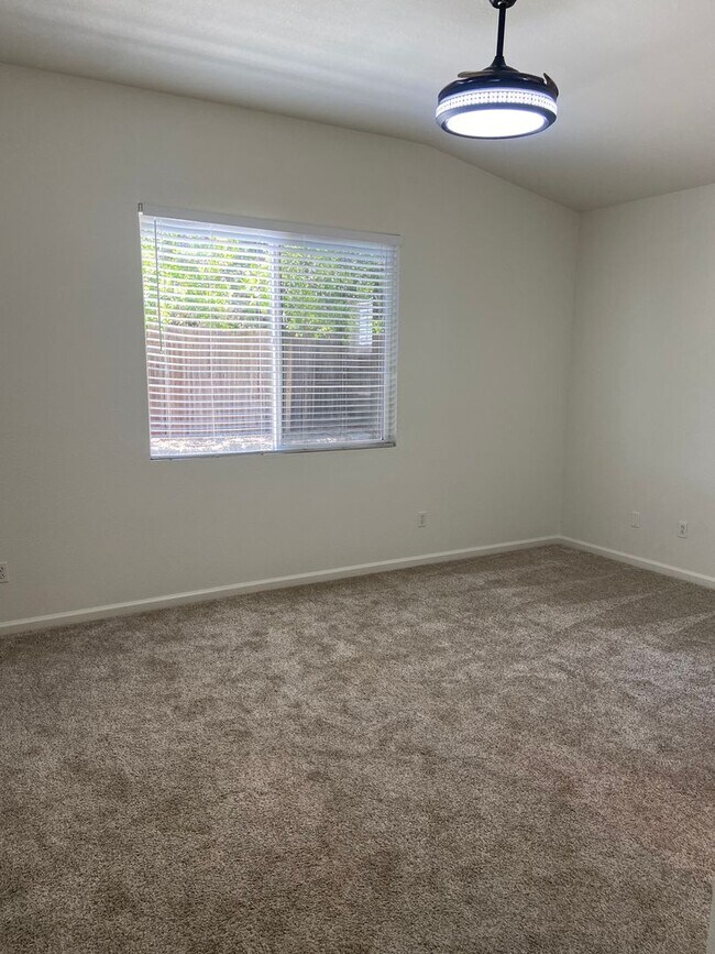 Building Photo - East Roseville - Near Olympus Point - 3 Bdrm, 2 Bath