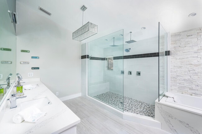 Building Photo - 3001 Jasmine Ct