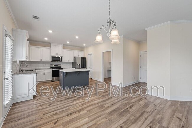 Building Photo - 585 Hampton Dr