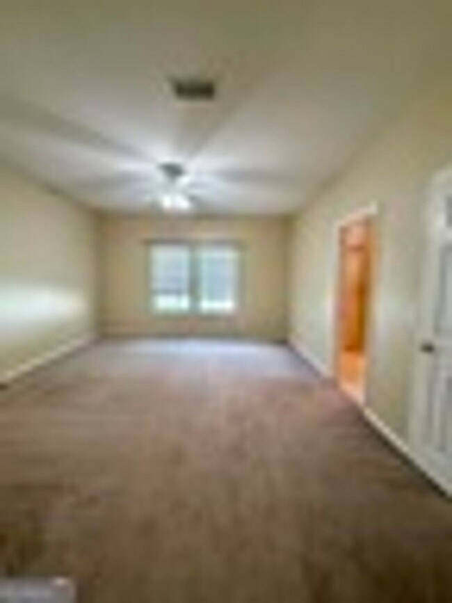 Building Photo - 200 Royal Palms Ave