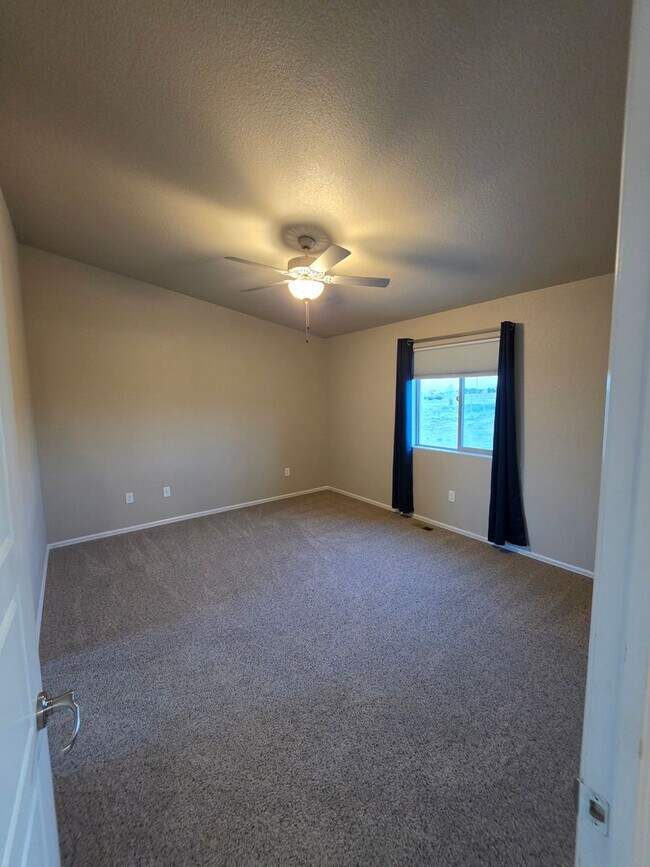 Building Photo - 1058 E Ranch Dr