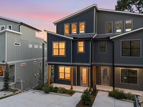 Building Photo - "Spacious 4-Bed, 4.5 bath, AMAZING views, fenced in yard
