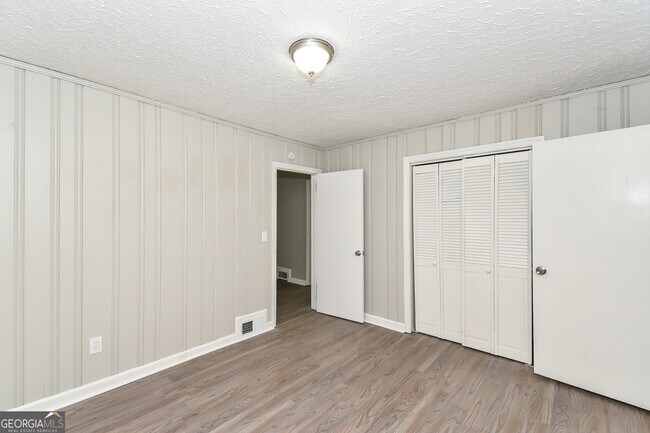 Building Photo - 1660 Valencia Rd