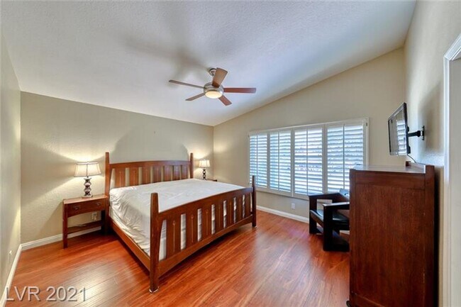 Building Photo - Gorgeous 4 bedroom home with large corner ...