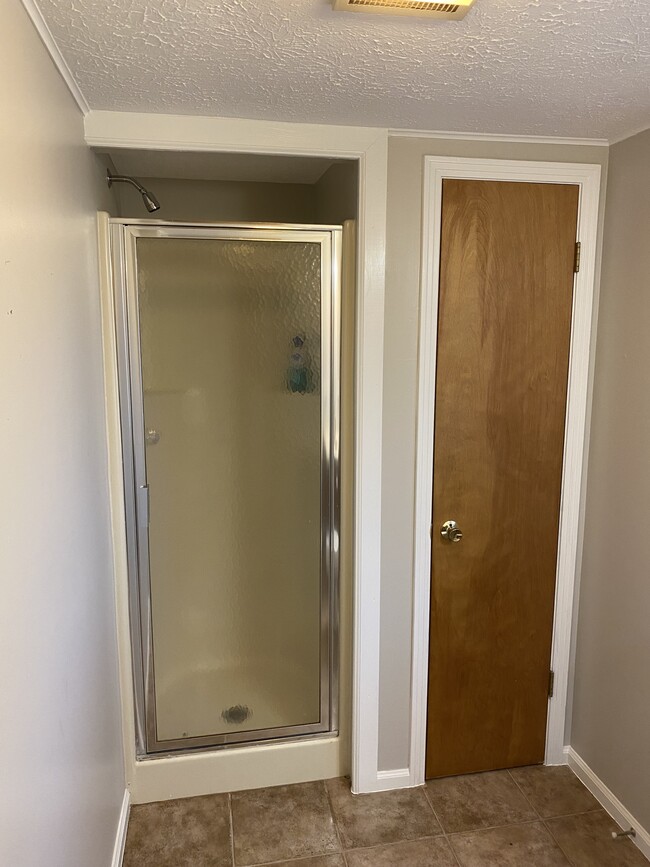 Hall bath shower and Linen Closet - 415 Wayne Duke Rd