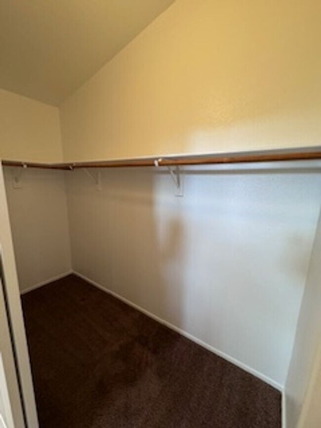 Building Photo - 3Bed/2.5Bath/2Car Residence located in North Las Vegas gated community!