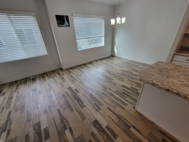 Building Photo - 4 Bedroom Town Home for Rent