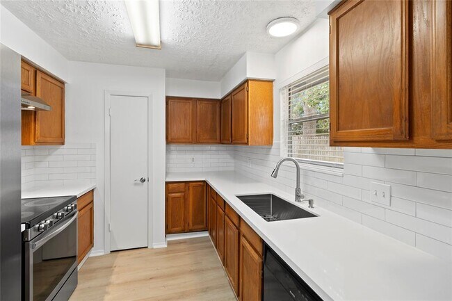 Building Photo - 126 Wood Hollow Dr