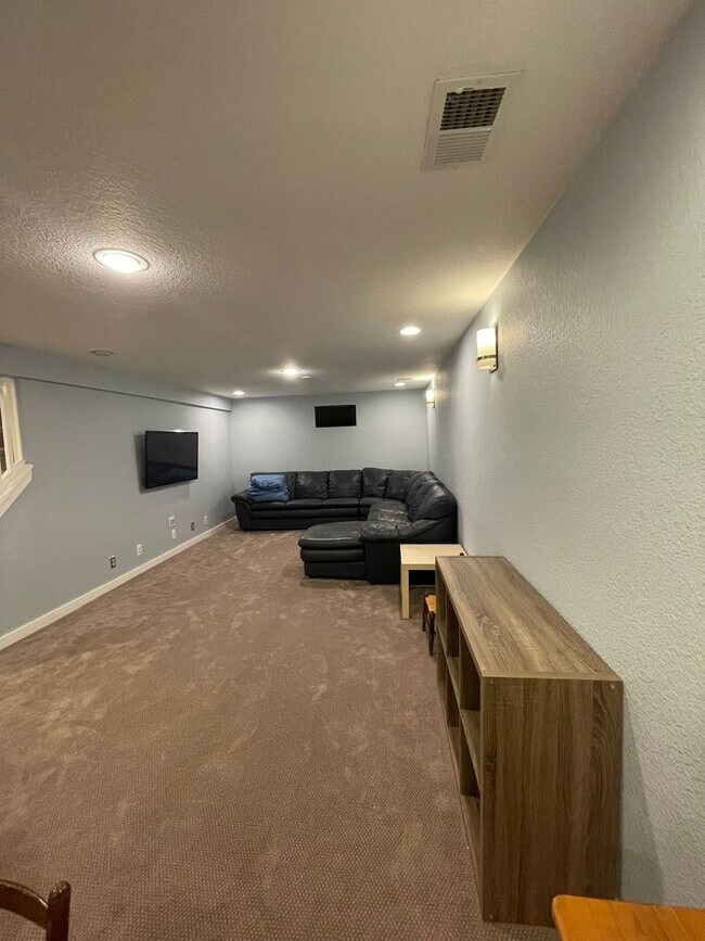 Building Photo - Reduced $2995 BOULDER HOME 5 BEDROOM, 3 FU...