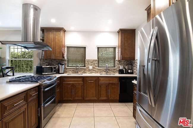 Building Photo - 517 N Poinsettia Pl