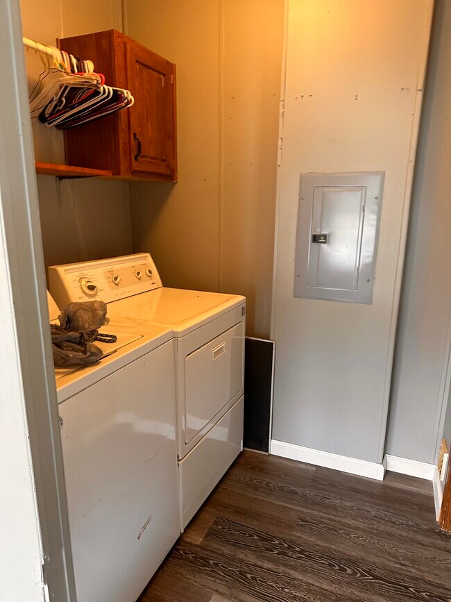 Building Photo - 101 West King Rd