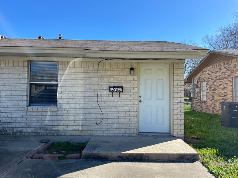 Building Photo - 1508 N W S Young Dr