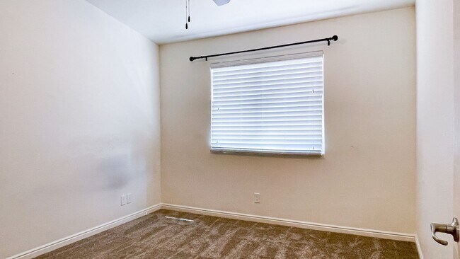 Building Photo - 4 Bedroom Treasure Valley Home Near Crimson High School