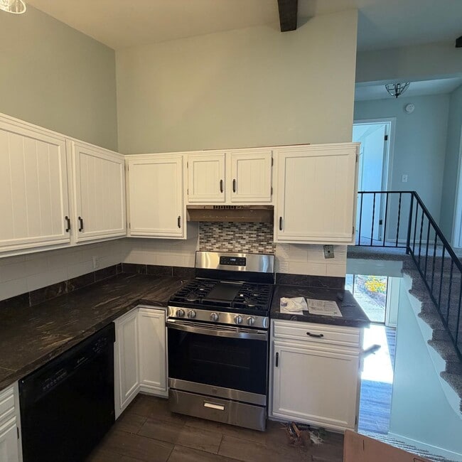 Building Photo - Spacious two Bedroom Quad-Level Home for R...