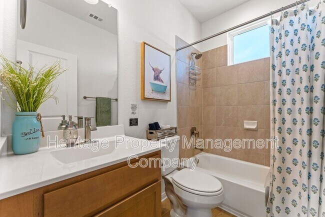 Building Photo - 2119 Hofstaat