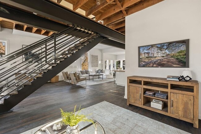 Building Photo - 701 Highland Ave