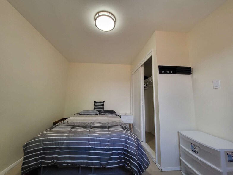 Building Photo - 1871 Peach Pl