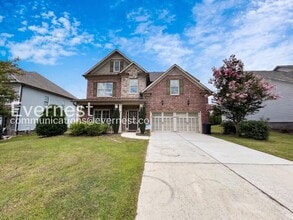 Building Photo - Spacious 5 Bed, 3 Bath Home with Fenced Yard and Garage / Pet Friendly / Available Now!
