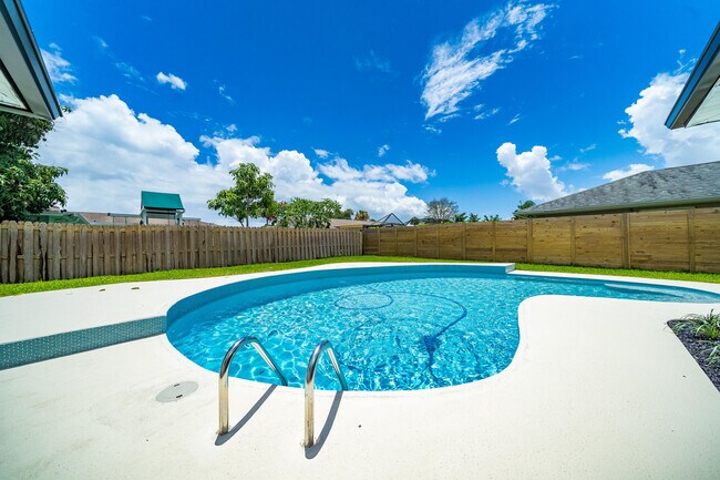 Building Photo - 11758 Banyan St