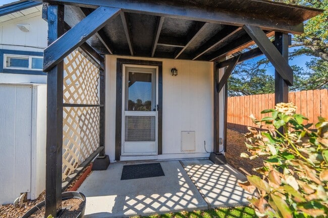 Building Photo - Adorable Studio Apt in Cottonwood - Dog Friendly! Available NOW!