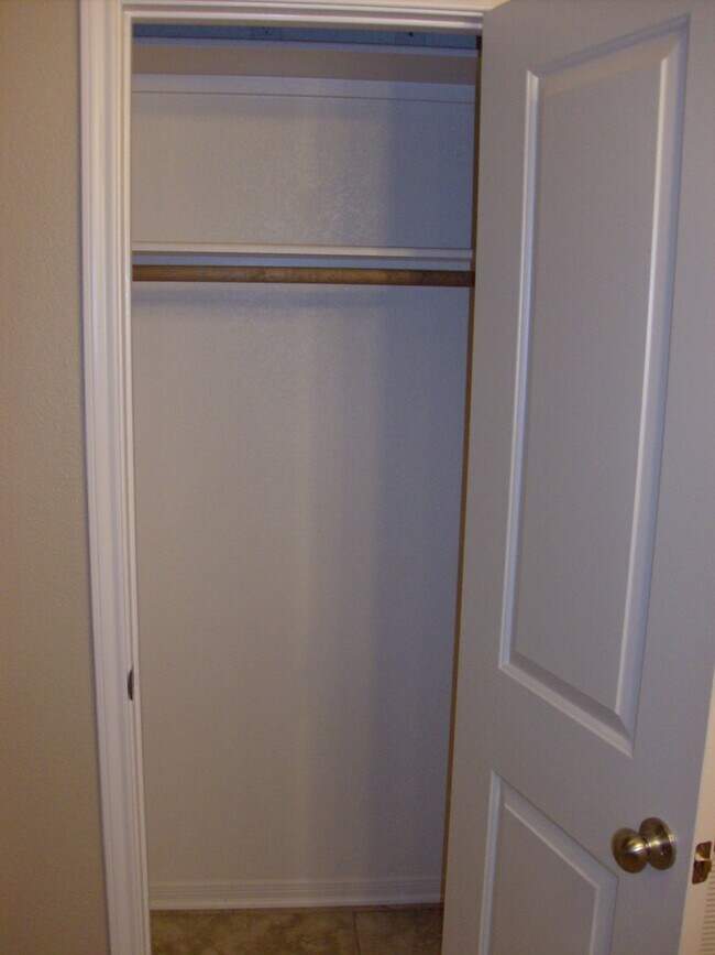 Building Photo - Available 7/13/26 Charming 2 Bed / 2 Bath Duplex Near Bunny